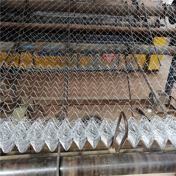 2.0mm wire 2 inch diamond hole galvanized cyclone wire fence