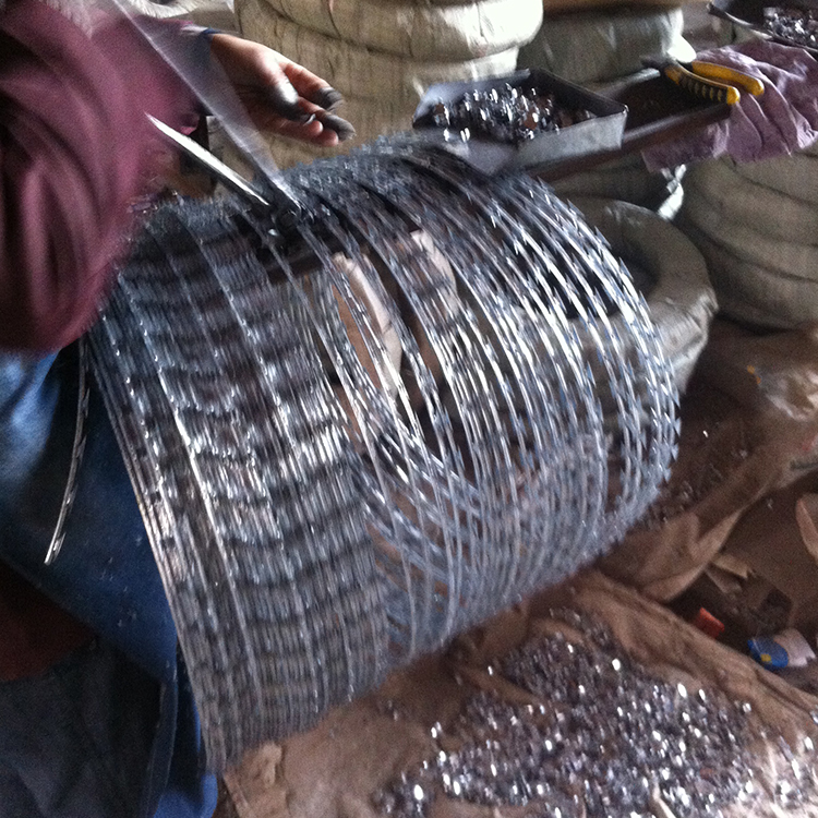 25kg cheap galvanized razor barbed wire price per roll weight